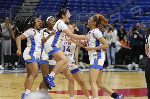 Boswell Lady Pioneer basketball players