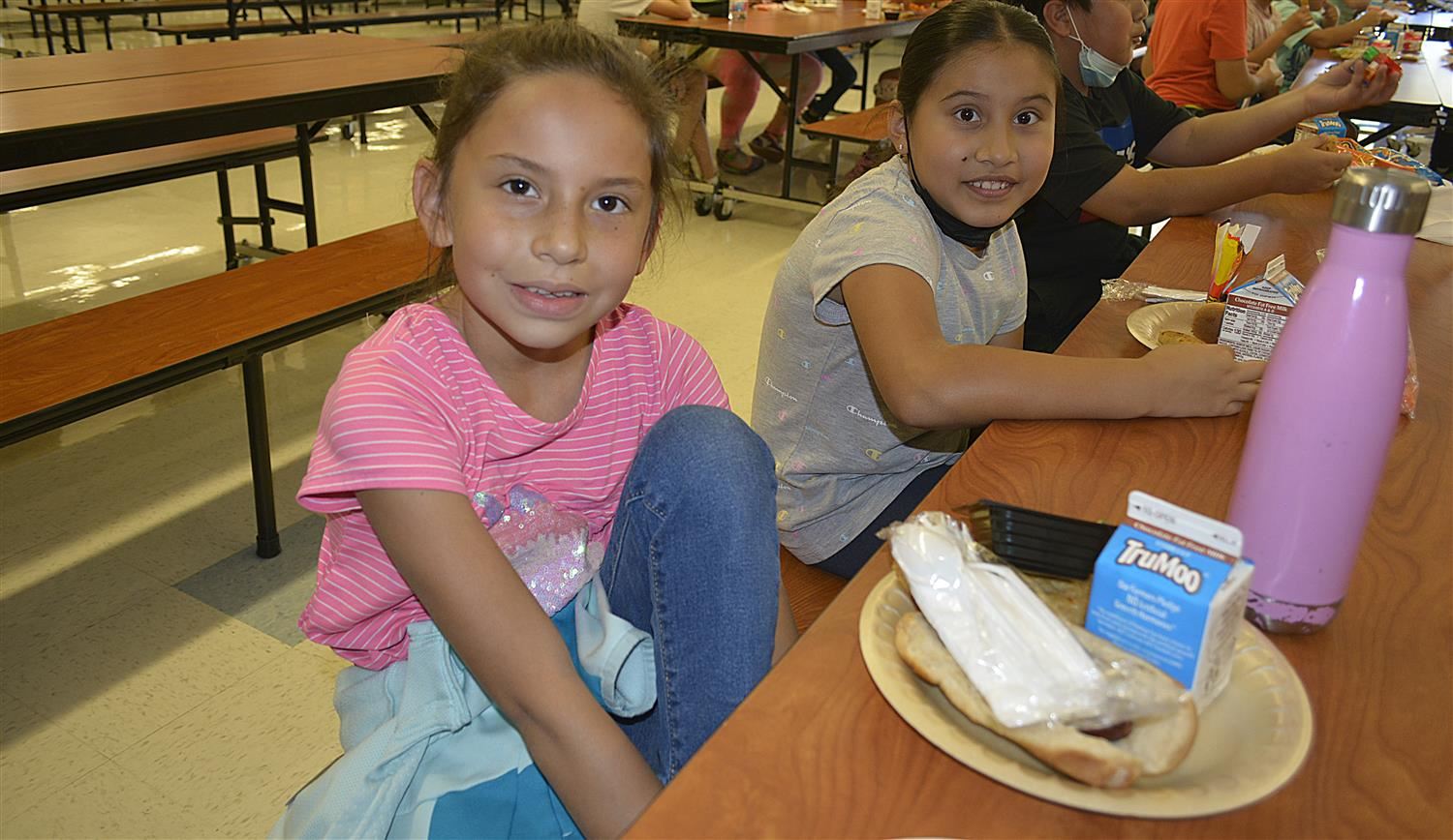 Image of 2 elementary students at lunch